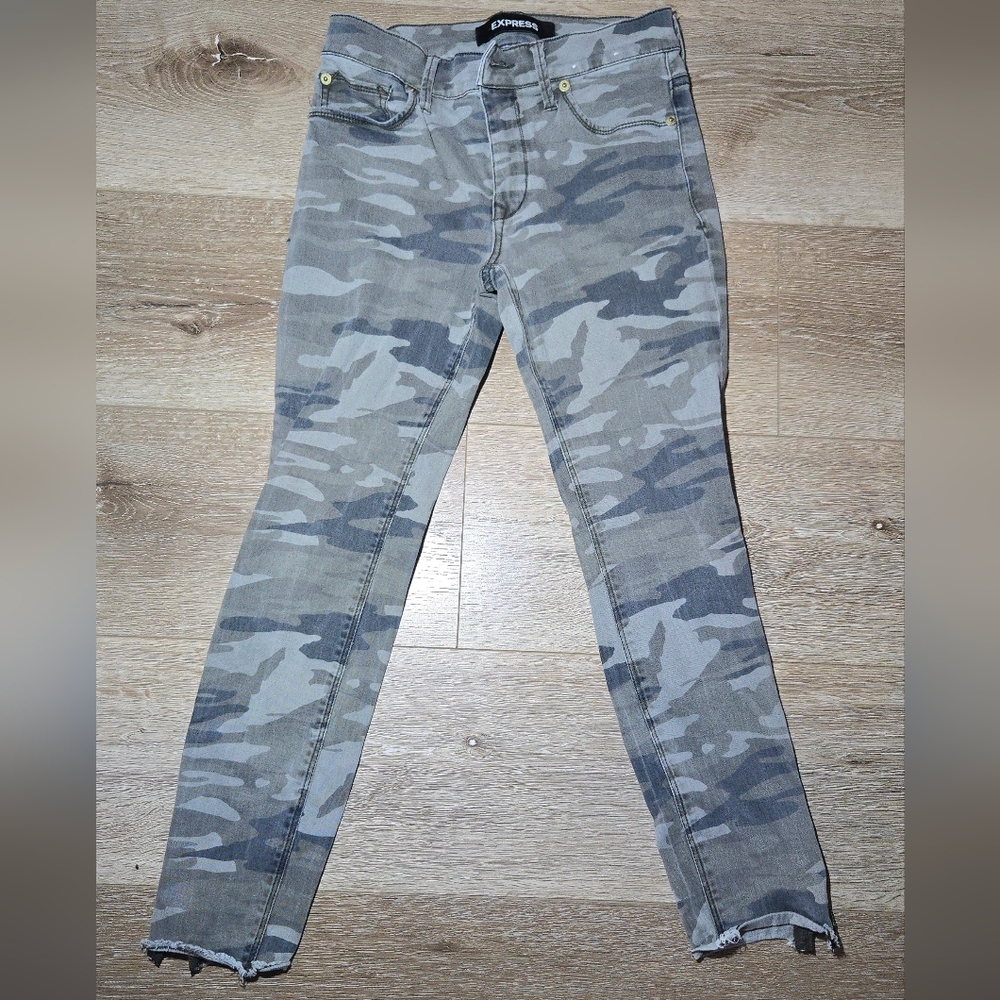 Express Women's Camouflage Skinny Jeans in Gray and Green